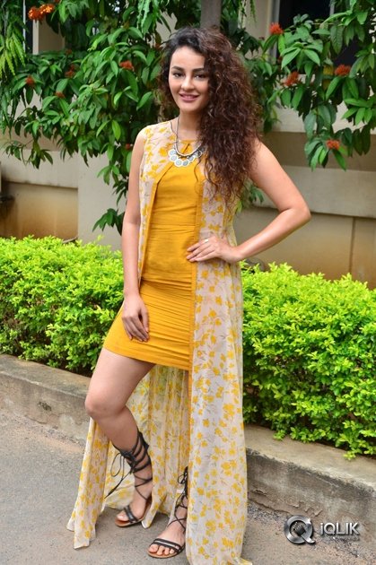 Seerat-Kapoor-At-Raju-Gari-Gadhi-2-Movie-Trailer-Launch